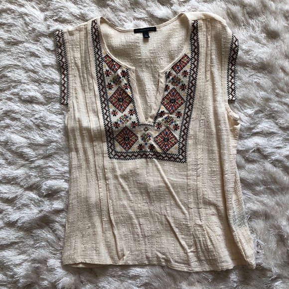 Signature Studio Tops - Embroidered blouse 🌸